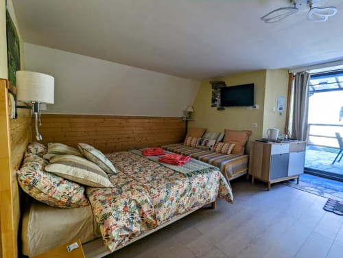 Chambre été, espace Spa Jacuzzi entrée et terrasse privative, jardin privatif, grand lit double, lumineuse, bordée d'un torrent directement sur la terrasse, vue direct sur la nature, sans voisins, en Aubrac, grand lit double, chambres, hotel en Aubrac , en Aveyron, coin bureau, télétravail, tv et wifi haut débit, salle de bain douche à l'italienne refaite en 2023, possible jusqu'a trois 3 personnes. Chambre cocooning tranquille, vue sur la nature, et torrent d'Aubrac en Aveyron séjour chambre d'hôtes aubrac Aveyron nature 12 neige ski hotel hébergement plateau aubrac randonnée éco écologique hôtels atypique, montagne campagne original logement rivière truites vaches buron laguiole nasbinals cascade du deroc transhumance original.Plateau dinatoire pour deux personnes
