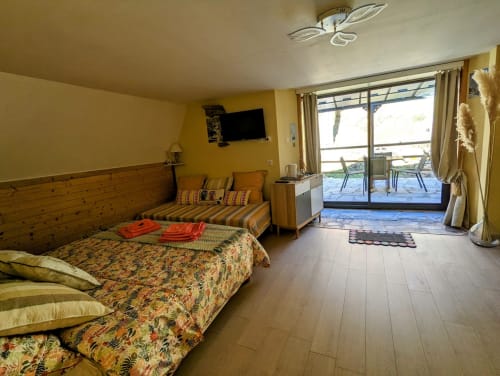 Chambre été, espace Spa Jacuzzi entrée et terrasse privative, jardin privatif, grand lit double, lumineuse, bordée d'un torrent directement sur la terrasse, vue direct sur la nature, sans voisins, en Aubrac, grand lit double, chambres, hotel en Aubrac , en Aveyron, coin bureau, télétravail, tv et wifi haut débit, salle de bain douche à l'italienne refaite en 2023, possible jusqu'a trois 3 personnes. Chambre cocooning tranquille, vue sur la nature, et torrent d'Aubrac en Aveyron séjour chambre d'hôtes aubrac Aveyron nature 12 neige ski hotel hébergement plateau aubrac randonnée éco écologique hôtels atypique, montagne campagne original logement rivière truites vaches buron laguiole nasbinals cascade du deroc transhumance original.Plateau dinatoire pour deux personnes