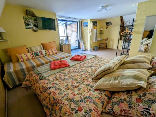Chambre été, espace Spa Jacuzzi entrée et terrasse privative, jardin privatif, grand lit double, lumineuse, bordée d'un torrent directement sur la terrasse, vue direct sur la nature, sans voisins, en Aubrac, grand lit double, chambres, hotel en Aubrac , en Aveyron, coin bureau, télétravail, tv et wifi haut débit, salle de bain douche à l'italienne refaite en 2023, possible jusqu'a trois 3 personnes. Chambre cocooning tranquille, vue sur la nature, et torrent d'Aubrac en Aveyron séjour chambre d'hôtes aubrac Aveyron nature 12 neige ski hotel hébergement plateau aubrac randonnée éco écologique hôtels atypique, montagne campagne original logement rivière truites vaches buron laguiole nasbinals cascade du deroc transhumance original.Plateau dinatoire pour deux personnes