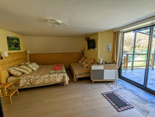 Chambre été, espace Spa Jacuzzi entrée et terrasse privative, jardin privatif, grand lit double, lumineuse, bordée d'un torrent directement sur la terrasse, vue direct sur la nature, sans voisins, en Aubrac, grand lit double, chambres, hotel en Aubrac , en Aveyron, coin bureau, télétravail, tv et wifi haut débit, salle de bain douche à l'italienne refaite en 2023, possible jusqu'a trois 3 personnes. Chambre cocooning tranquille, vue sur la nature, et torrent d'Aubrac en Aveyron séjour chambre d'hôtes aubrac Aveyron nature 12 neige ski hotel hébergement plateau aubrac randonnée éco écologique hôtels atypique, montagne campagne original logement rivière truites vaches buron laguiole nasbinals cascade du deroc transhumance original.Plateau dinatoire pour deux personnes