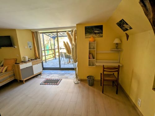 Chambre été, espace Spa Jacuzzi entrée et terrasse privative, jardin privatif, grand lit double, lumineuse, bordée d'un torrent directement sur la terrasse, vue direct sur la nature, sans voisins, en Aubrac, grand lit double, chambres, hotel en Aubrac , en Aveyron, coin bureau, télétravail, tv et wifi haut débit, salle de bain douche à l'italienne refaite en 2023, possible jusqu'a trois 3 personnes. Chambre cocooning tranquille, vue sur la nature, et torrent d'Aubrac en Aveyron séjour chambre d'hôtes aubrac Aveyron nature 12 neige ski hotel hébergement plateau aubrac randonnée éco écologique hôtels atypique, montagne campagne original logement rivière truites vaches buron laguiole nasbinals cascade du deroc transhumance original.Plateau dinatoire pour deux personnes