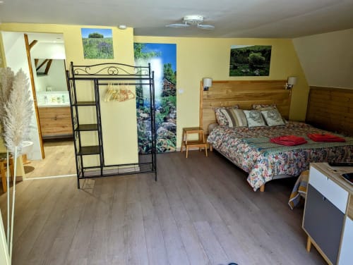 Chambre été, espace Spa Jacuzzi entrée et terrasse privative, jardin privatif, grand lit double, lumineuse, bordée d'un torrent directement sur la terrasse, vue direct sur la nature, sans voisins, en Aubrac, grand lit double, chambres, hotel en Aubrac , en Aveyron, coin bureau, télétravail, tv et wifi haut débit, salle de bain douche à l'italienne refaite en 2023, possible jusqu'a trois 3 personnes. Chambre cocooning tranquille, vue sur la nature, et torrent d'Aubrac en Aveyron séjour chambre d'hôtes aubrac Aveyron nature 12 neige ski hotel hébergement plateau aubrac randonnée éco écologique hôtels atypique, montagne campagne original logement rivière truites vaches buron laguiole nasbinals cascade du deroc transhumance original.Plateau dinatoire pour deux personnes