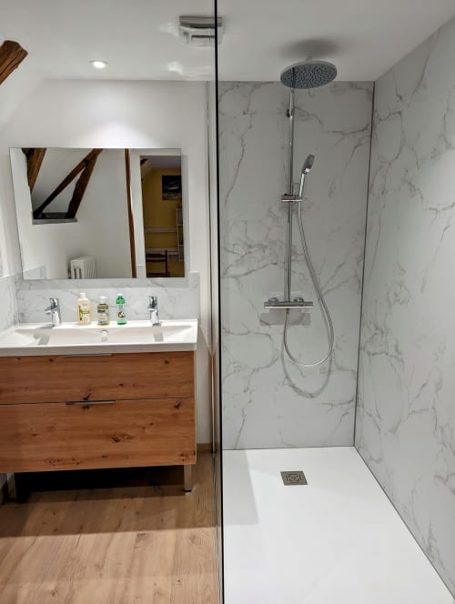 Chambre été, espace Spa Jacuzzi entrée et terrasse privative, jardin privatif, grand lit double, lumineuse, bordée d'un torrent directement sur la terrasse, vue direct sur la nature, sans voisins, en Aubrac, grand lit double, chambres, hotel en Aubrac , en Aveyron, coin bureau, télétravail, tv et wifi haut débit, salle de bain douche à l'italienne refaite en 2023, possible jusqu'a trois 3 personnes. Chambre cocooning tranquille, vue sur la nature, et torrent d'Aubrac en Aveyron séjour chambre d'hôtes aubrac Aveyron nature 12 neige ski hotel hébergement plateau aubrac randonnée éco écologique hôtels atypique, montagne campagne original logement rivière truites vaches buron laguiole nasbinals cascade du deroc transhumance original.Plateau dinatoire pour deux personnes