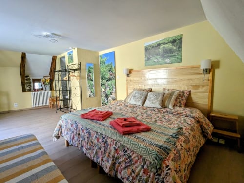 Chambre été, espace Spa Jacuzzi entrée et terrasse privative, jardin privatif, grand lit double, lumineuse, bordée d'un torrent directement sur la terrasse, vue direct sur la nature, sans voisins, en Aubrac, grand lit double, chambres, hotel en Aubrac , en Aveyron, coin bureau, télétravail, tv et wifi haut débit, salle de bain douche à l'italienne refaite en 2023, possible jusqu'a trois 3 personnes. Chambre cocooning tranquille, vue sur la nature, et torrent d'Aubrac en Aveyron séjour chambre d'hôtes aubrac Aveyron nature 12 neige ski hotel hébergement plateau aubrac randonnée éco écologique hôtels atypique, montagne campagne original logement rivière truites vaches buron laguiole nasbinals cascade du deroc transhumance original.Plateau dinatoire pour deux personnes