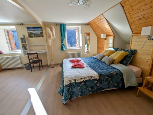 Chambre Printemps, en Aubrac, grand lit double, chambres et table d'hôtes, hotel en Aubrac , en Aveyron, coin bureau, tv et wifi haut débit, salle de bain douche à l'italienne refaite en 2023, possible jusqu'a 4 quatre personnes. Chambre cocooning tranquille, vue sur la nature, et torrent d'Aubrac en Aveyron séjour chambre d'hôtes aubrac Aveyron nature 12 neige ski hotel hébergement plateau aubrac randonnée éco écologique hôtels atypique, montagne campagne original logement rivière truites vaches buron laguiole nasbinals cascade du deroc transhumance original.Plateau dinatoire pour deux personnes
