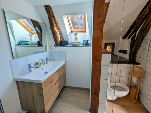 Chambre Printemps, en Aubrac, grand lit double, chambres et table d'hôtes, hotel en Aubrac , en Aveyron, coin bureau, tv et wifi haut débit, salle de bain douche à l'italienne refaite en 2023, possible jusqu'a 4 quatre personnes. Chambre cocooning tranquille, vue sur la nature, et torrent d'Aubrac en Aveyron séjour chambre d'hôtes aubrac Aveyron nature 12 neige ski hotel hébergement plateau aubrac randonnée éco écologique hôtels atypique, montagne campagne original logement rivière truites vaches buron laguiole nasbinals cascade du deroc transhumance original.Plateau dinatoire pour deux personnes
