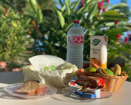 Petite déjeuner jus fruit convivial thé confiture continental français 