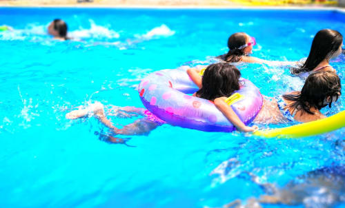 Bambini in piscina 