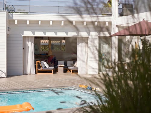 Terrasse côté piscine Côte et Dune avec transats, auvent et maison moderne face à la plage de Biscarrosse
