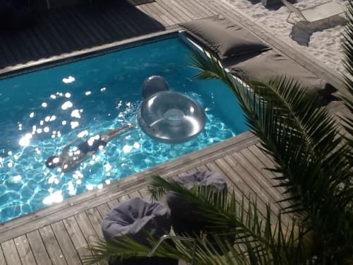 Vue aérienne de la piscine Côte Et Dune avec floteurs et chaises longues, Biscarrosse Plage