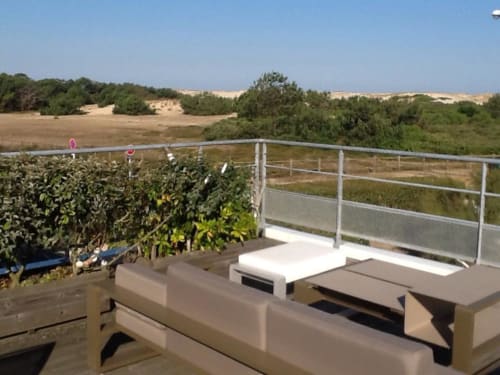 Terrasse Côte et Dune avec transats face aux zones humides et dunes de Biscarrosse Plage