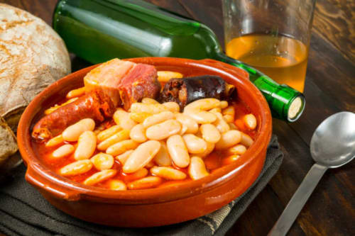 Una gastronomía cuidada y esmerada|Fabada - En los alrededores del Hotel Puerto de Candás podrás encontrar platos típicos de la gastronomía Aturiana, como la fabada, el cachopo, la sidra, marisco, pescado, todo de muy alta calidad con productos frescos