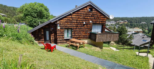 jardin table picnic chalet bois ensollé