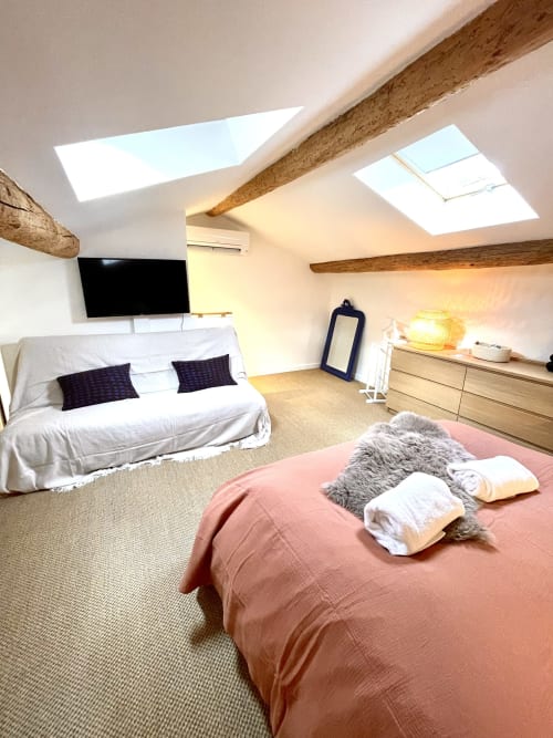 Bed and breakfast maison florence ivakno in coudoux near Aix-en-provence 4-star tourist accommodation romantic suite with jacuzzi and swimming pool holiday home for 15 people charming cottage for 4 charming cottage