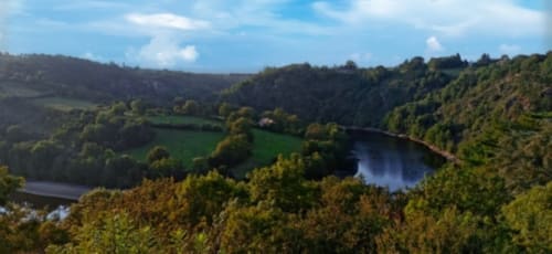 Paysage pittoresque de vallée avec rivière et forêts luxuriantes près d'Aux Prés Du Berry, Chavin, France