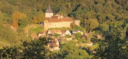 Vue aérienne du gîte Aux Prés Du Berry en forêt à Chavin, France avec son clocher médiéval