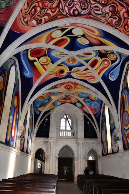 Plafond voûté coloré aux fresques élaborées dans l'espace intérieur style église d'Aux Prés Du Berry, charmant gîte français