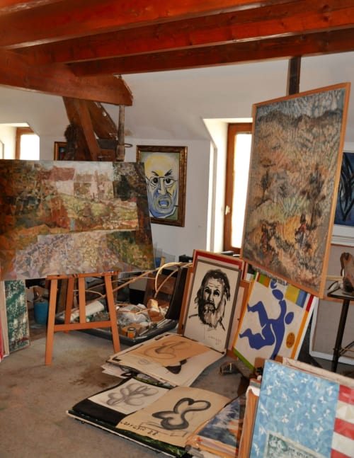 Studio d'artiste du gîte Aux Prés Du Berry à Chavin, France, avec tableaux, croquis et poutres en bois