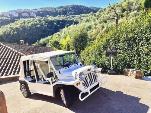 Voiture vintage blanche à Villa Colina avec vue sur les collines verdoyantes de Mandelieu la Napoule