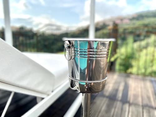 Seau à glaçons en métal sur la terrasse de Villa Colina avec vue sur les vignobles de Mandelieu-la-Napoule