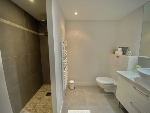 Salle de bain moderne à la Villa Colina B&B à Mandelieu la Napoule avec douche à l'italienne, toilettes et vasque