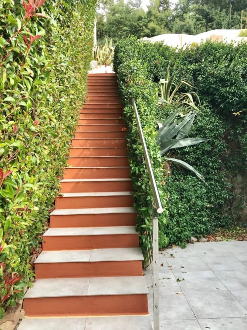 Allée verdoyante avec escaliers en terre cuite et blanc à la Villa Colina B&B à Mandelieu-la-Napoule, France
