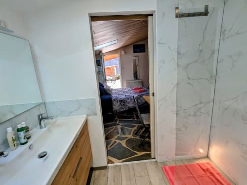 Chambre Automne, entrée privative, grand lit double, lumineuse, vue direct sur la nature, sans voisins, en Aubrac, grand lit double, chambres, hotel en Aubrac , en Aveyron, coin bureau, télétravail, tv et wifi haut débit, salle de bain douche à l'italienne refaite en 2023, possible jusqu'a deux 2 personnes. Chambre cocooning tranquille, vue sur la nature, et torrent d'Aubrac en Aveyron séjour chambre d'hôtes aubrac Aveyron nature 12 neige ski hotel hébergement authentique plateau aubrac randonnée éco écologique nuitée Aubrac hôtels atypique, montagne campagne original logement rivière truites vaches buron laguiole nasbinals cascade du deroc transhumance original.Plateau dinatoire pour deux personnes