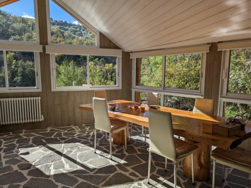 Espace Spa Jacuzzi entrée et terrasse privative, jardin privatif, grand lit double, lumineuse, bordée d'un torrent directement sur la terrasse, vue direct sur la nature, sans voisins, en Aubrac, grand lit double, chambres, hotel en Aubrac , en Aveyron, coin bureau, télétravail, tv et wifi haut débit, salle de bain douche à l'italienne refaite en 2023,  4 personnes.  Espace barbecue frigo réfrigérateur viande d' Aubrac  Chambre cocooning tranquille, vue sur la nature, et torrent d'Aubrac en Aveyron séjour chambre d'hôtes aubrac Aveyron nature 12 neige ski hotel hébergement authentique plateau aubrac randonnée éco écologique hôtels atypique, montagne campagne original logement rivière truites vaches buron laguiole nasbinals cascade du deroc transhumance original.repas pension Plateau dinatoire pour deux personnes petit déjeuner