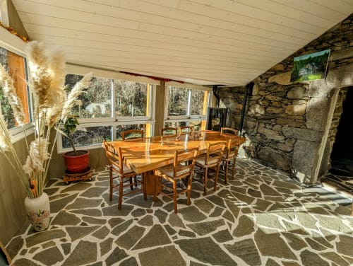 Espace Spa Jacuzzi entrée et terrasse privative, jardin privatif, grand lit double, lumineuse, bordée d'un torrent directement sur la terrasse, vue direct sur la nature, sans voisins, en Aubrac, grand lit double, chambres, hotel en Aubrac , en Aveyron, coin bureau, télétravail, tv et wifi haut débit, salle de bain douche à l'italienne refaite en 2023,  4 personnes.  Espace barbecue frigo réfrigérateur viande d' Aubrac  Chambre cocooning tranquille, vue sur la nature, et torrent d'Aubrac en Aveyron séjour chambre d'hôtes aubrac Aveyron nature 12 neige ski hotel hébergement authentique plateau aubrac randonnée éco écologique hôtels atypique, montagne campagne original logement rivière truites vaches buron laguiole nasbinals cascade du deroc transhumance original.repas pension Plateau dinatoire pour deux personnes petit déjeuner