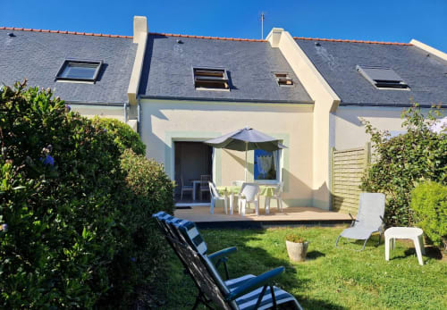 Vue extérieure, terrasse et salon de jardin - Maison "Port-Andro" - 2 à 4 personnes - location vacances à Belle île en mer - les maisons de Kerdavid'île