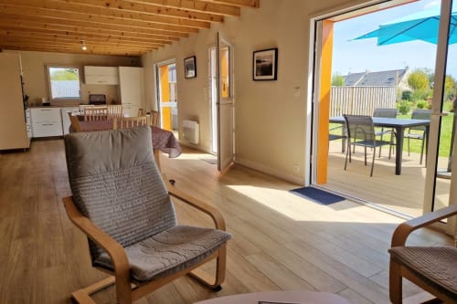 Pièce de vie avec accès à la terrasse - Maison "Bordardoué" - 4 à 6 personnes - location vacances à Belle île en mer - les maisons de Kerdavid'île