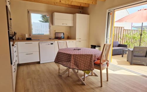 Cuisine équipée avec accès au jardin - Maison "Bordardoué" - 4 à 6 personnes - location vacances à Belle île en mer - les maisons de Kerdavid'île