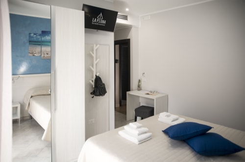 Camera doppia La Pigna B&B a Filiano con accenti blu, biancheria bianca e comfort moderni