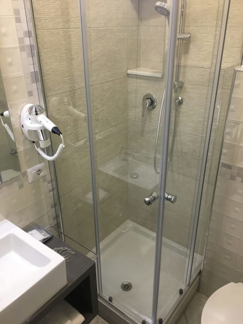 Moderna cabina doccia presso il B&B La Pigna a Filiano con pareti piastrellate e soffione doccia a soffitto
