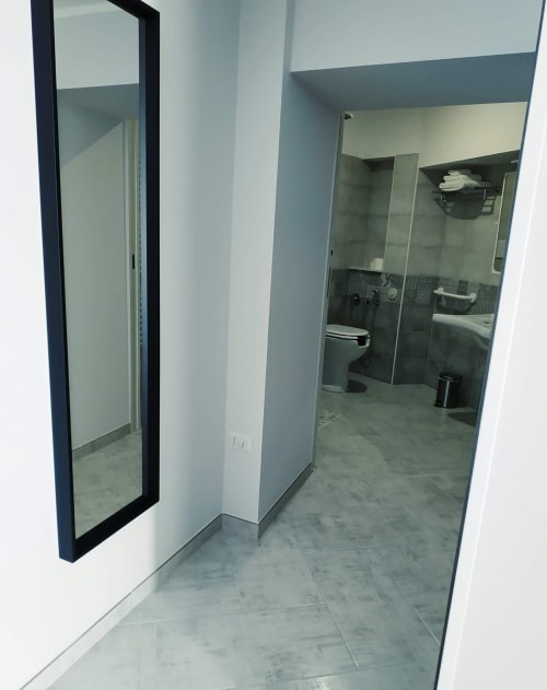 Moderno corridoio bagni di B&B La Pigna a Filiano con pavimentazione in piastrelle, doccia in vetro e design contemporaneo