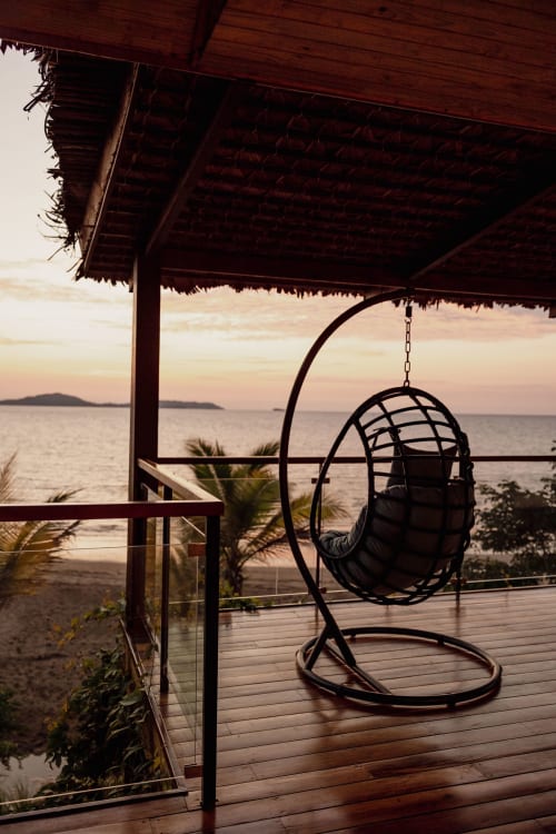 Calme et sérénité sur la terrasse du lodge avec baignoire au Belamandy