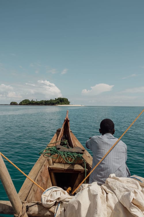 Vue de Nosy Fanihy, approchée en pirogue traditionnelle de Madagascar, fabriquée à Nosy Komba