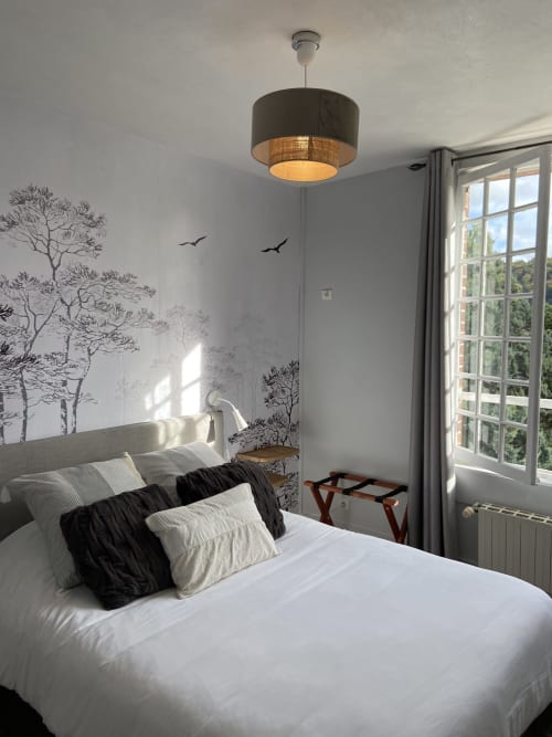 Chambre Cosy Hôtel de charme Normand, situé près de Ferry de Dieppe, près de la gare de Dieppe. Vue sur le parc fleuri et la rivière, endroit calme.