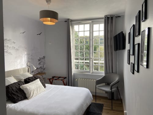 Chambre Cosy Hôtel de charme Normand, situé près de Ferry de Dieppe, près de la gare de Dieppe. Vue sur le parc fleuri et la rivière, endroit calme.