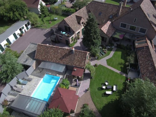 la piscine et la propriété vues du ciel