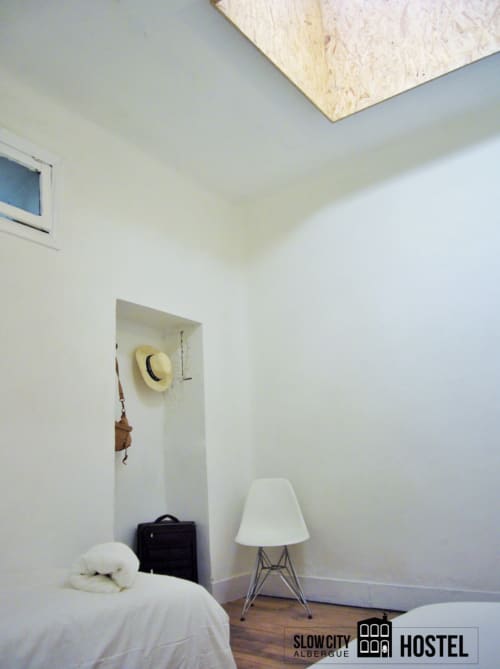 Habitación privada de 2 camas individuales en el Slow City Hostel de Pontevedra