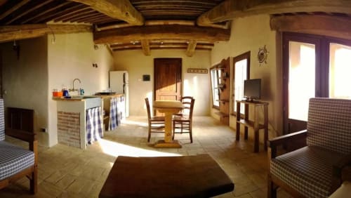 Rustico interno toscano con travi in legno a vista, cucina, sala da pranzo e comoda zona living a Casale di
