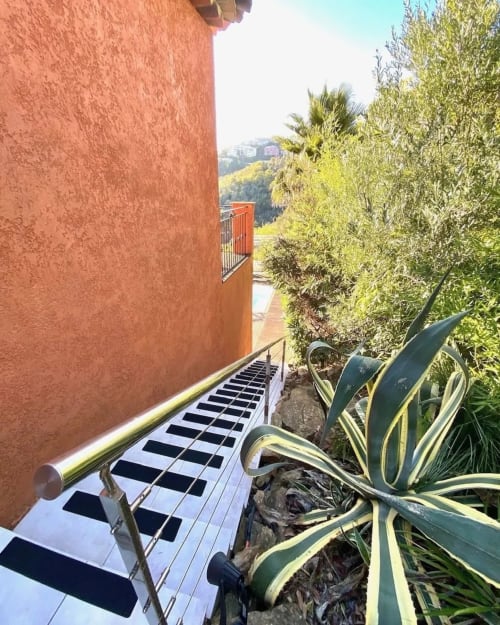 Terrasse aux motifs de touches de piano à la Villa Colina, Mandelieu, surplombant le paysage méditerranéen