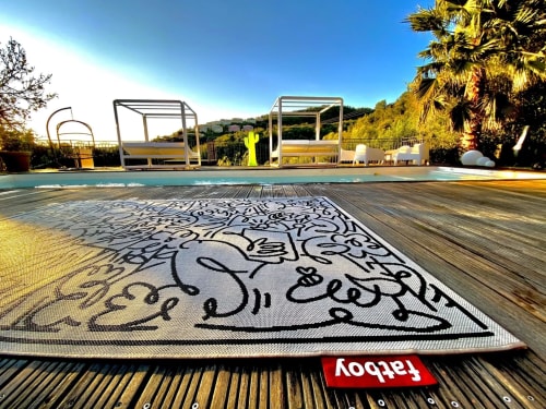 Espace piscine Villa Colina avec tapis artistique, transats et palmiers vue sur Mandelieu-la-Napoule