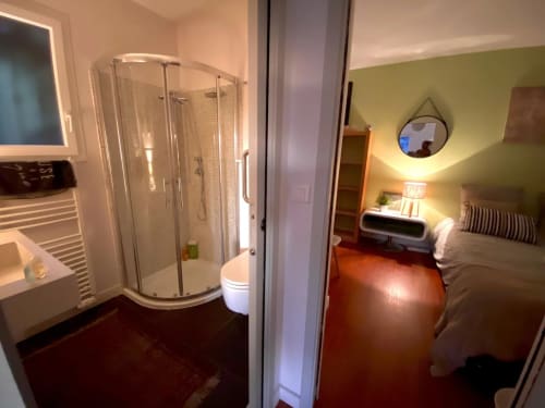 Chambre et salle de bain attenantes à la Villa Colina B&B, Mandelieu la Napoule avec douche et décor moderne