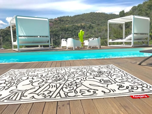 Terrasse piscine Villa Colina aux eaux turquoise, serviette artistique, transats blancs et collines boisées à Mandelieu