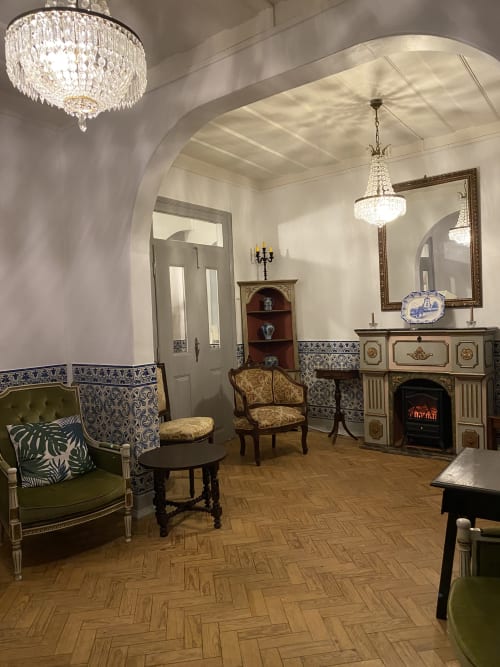 Elegant parlor at Patio Da Villa with crystal chandeliers, period furniture, and decorative tiles in Coruche guest house