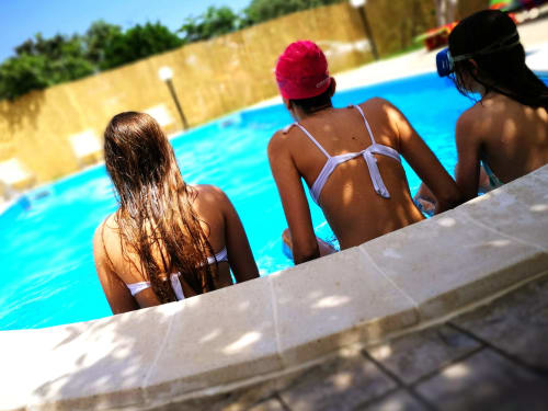 figli in piscina