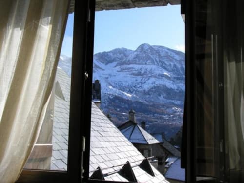 PUEBLO BONITO LIMPIEZA PIRINEO VISTAS MONTAÑA TRANQUILIDAD CASA RURAL COMPLETA CASA POR HABITACIONES COMODIDAD BUEN ALOJAMIENTO DESCANSO RELAX COCINA COMPARTIDA ESTAR COMO PROPIA CASA BUEN DESAYUNO TRAMACASTILLA DE TENA ARAGON HUESCA