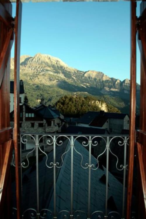 PUEBLO BONITO LIMPIEZA PIRINEO ARAGON VISTAS MONTAÑA TRANQUILIDAD CASA RURAL COMPLETA CASA POR HABITACIONES COMODIDAD BUEN ALOJAMIENTO DESCANSO RELAX COCINA COMPARTIDA ESTAR COMO EN TU PROPIA CASA BUEN DESAYUNO TRAMACASTILLA DE TENA HUESCA